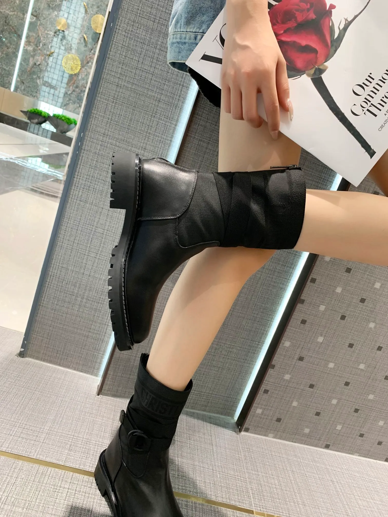 👟👟Ex-factory price 560👟👟 The latest 2024 Dior/Dior autumn and winter catwalk model. The original version is 1:1. In terms of boots, the biggest highlight of this season’s brand fashion show is this boot. The color-blocking design is unique and versatile. Exclusive molding. The heel height is 3cm. They are so beautiful on the feet! Fabric, calfskin, lining, sheepskin lining, outsole, TPU bottom ☑Number of yards: 35-40, (41 can be customized and cannot be returned or exchanged)